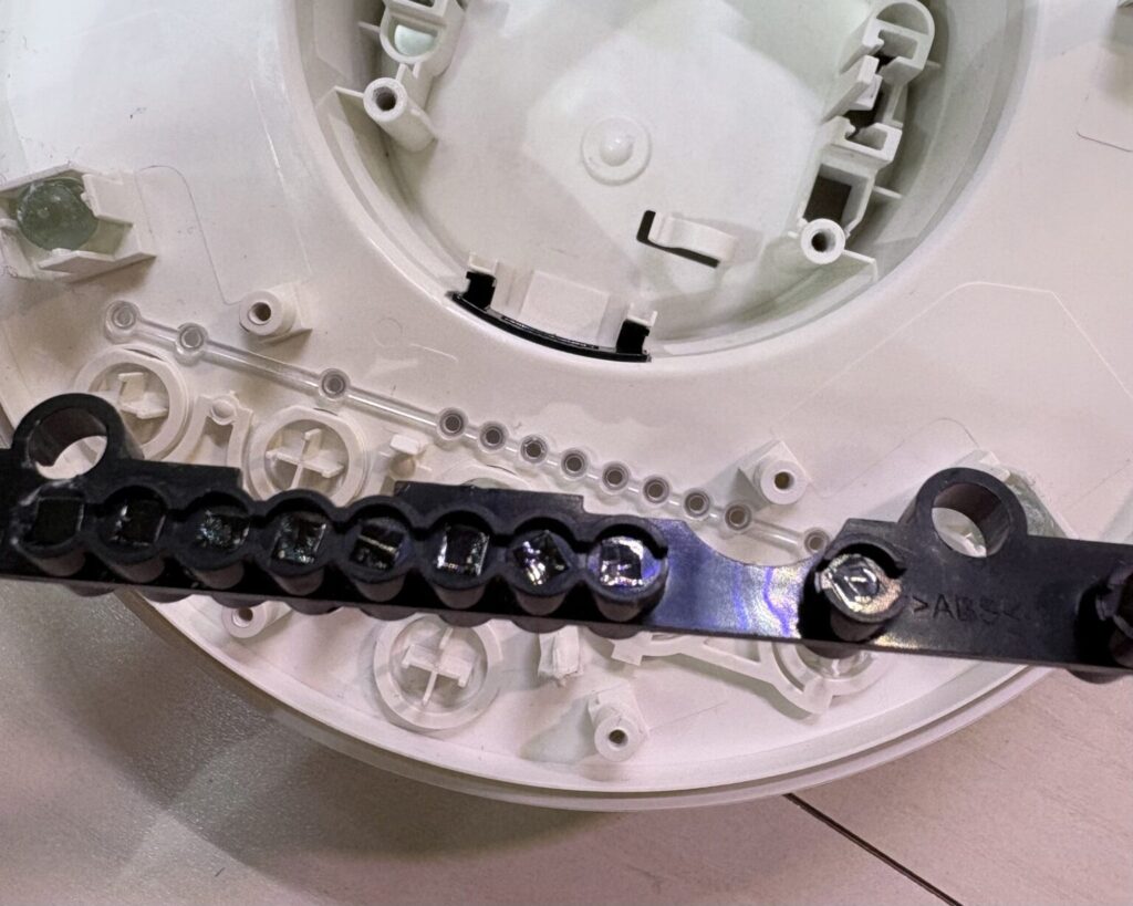 サーキュレーターの風量レベルLEDを暗くする改造後の細工の写真