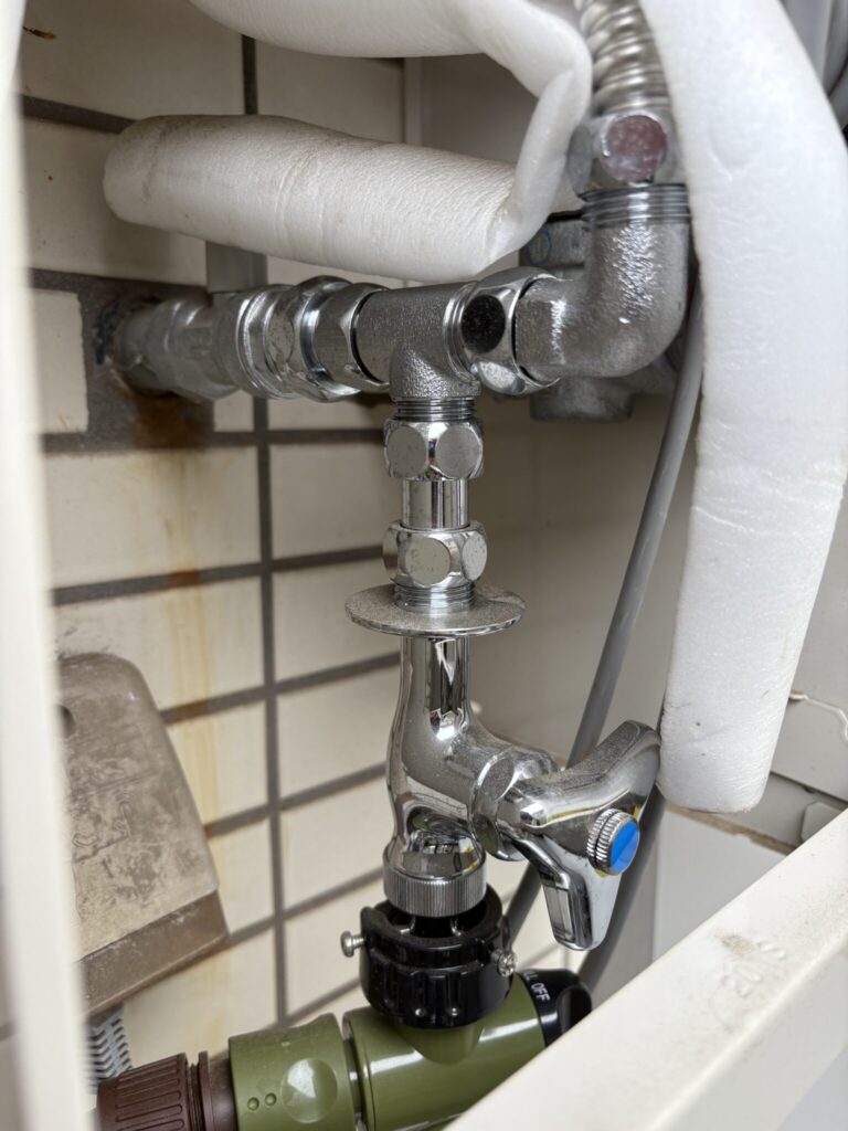 給湯器の配管に分岐継ぎ手を取り付け、蛇口を増設した様子
