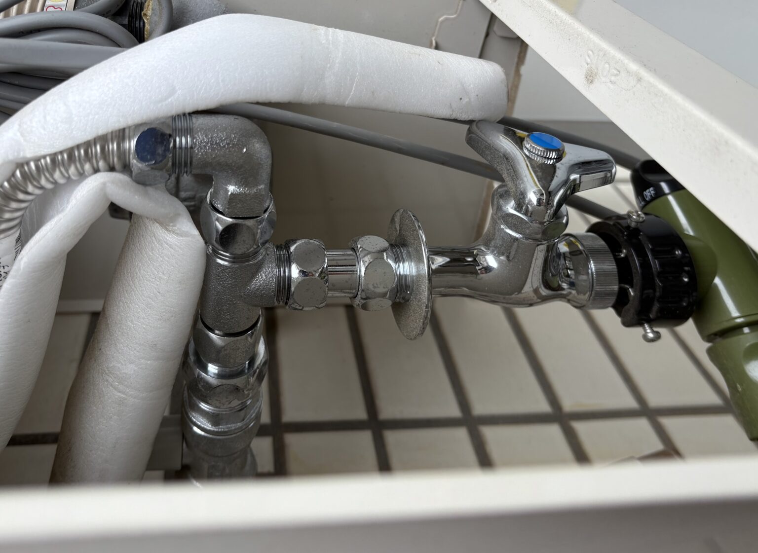 給湯器の水配管を分岐して蛇口を増設